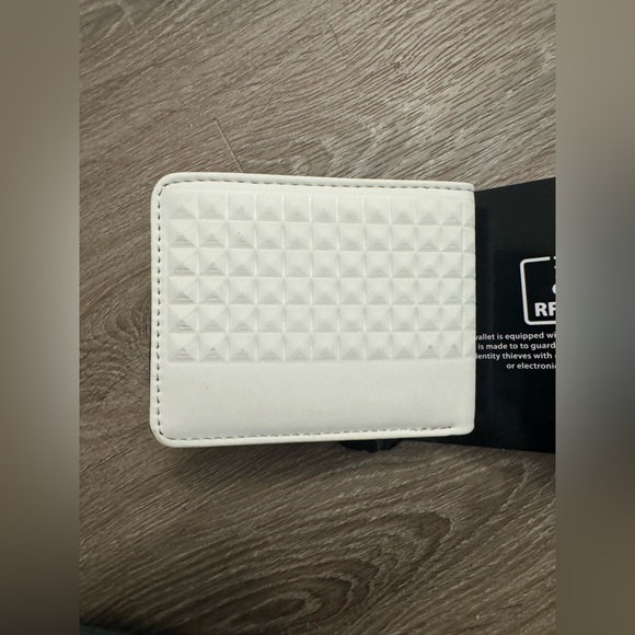 Members only never used white wallet - Picture 3 of 3